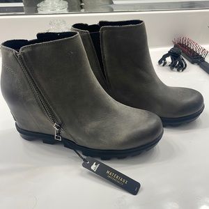 Water proof never worn. A little dusty from closet but new.